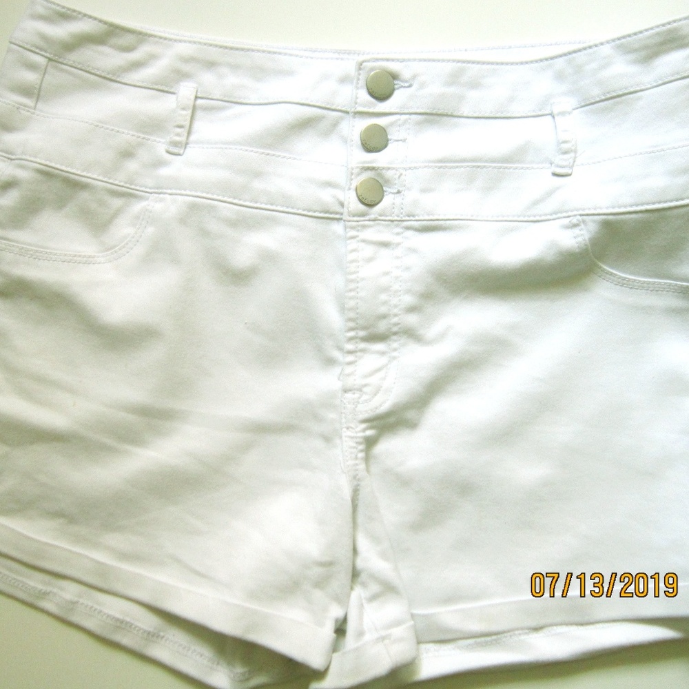 HIGH WAISTED 3 BUTTON WHITE DENIM SHORTS WITH CUFF